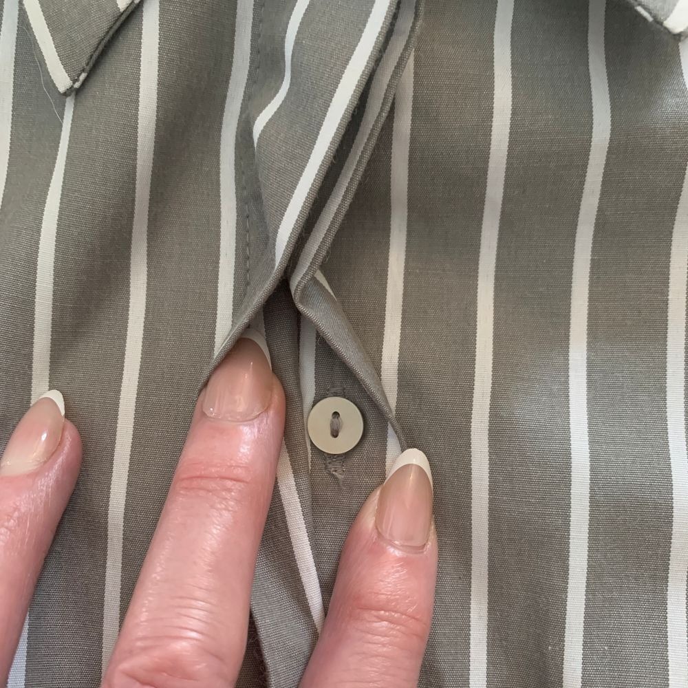 Elan Gray/Striped Cropped Button Down Shirt Smocked Waist Long Sleeve Size L - Picture 4 of 10